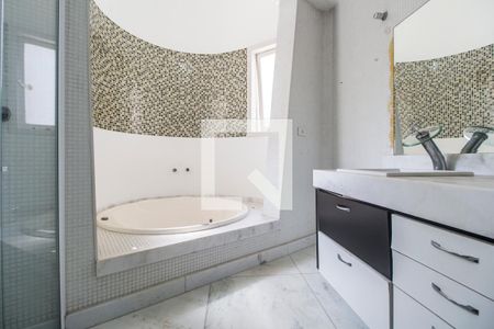 Casa de condomínio à venda com 400m², 4 quartos e 6 vagas Casa de condomínio à venda com 400m², 4 quartos e 6 vagasBanheiro da Suíte da master