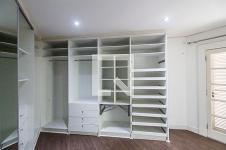 Casa de condomínio à venda com 400m², 4 quartos e 6 vagas Casa de condomínio à venda com 400m², 4 quartos e 6 vagasCloset