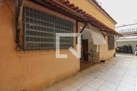 Casa à venda com 1100m², 3 quartos e 4 vagas Casa à venda com 1100m², 3 quartos e 4 vagasLateral do imóvel