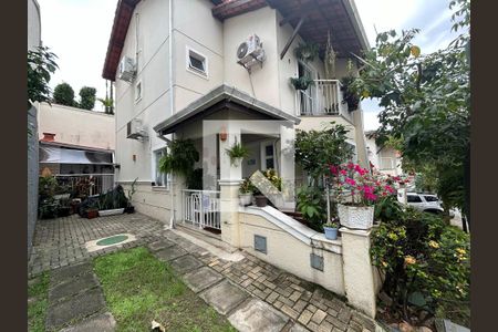 Casa de condomínio à venda com 160m², 3 quartos e 3 vagasFachada e Placa Adicionada