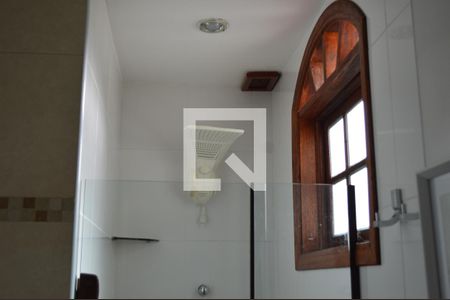 Casa para alugar com 235m², 4 quartos e 2 vagasBanheiro do hall entre os quartos e suítes 