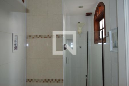 Casa para alugar com 235m², 4 quartos e 2 vagasBanheiro do hall entre os quartos e suítes 