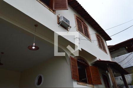 Casa para alugar com 235m², 4 quartos e 2 vagasSegundo andar visto de frente