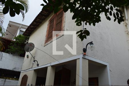 Casa para alugar com 235m², 4 quartos e 2 vagasSegundo andar visto de fora - Fundos