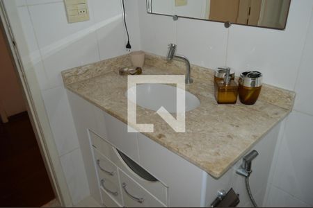 Casa para alugar com 235m², 4 quartos e 2 vagasBanheiro do hall entre os quartos e suítes 