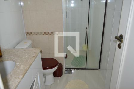 Casa para alugar com 235m², 4 quartos e 2 vagasBanheiro do hall entre os quartos e suítes 