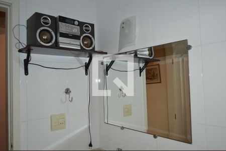 Casa para alugar com 235m², 4 quartos e 2 vagasBanheiro do hall entre os quartos e suítes 