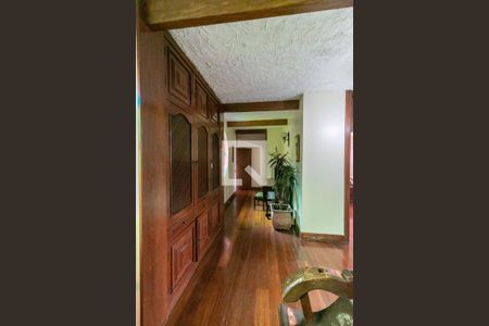 Casa à venda com 715m², 5 quartos e 6 vagasCorredor