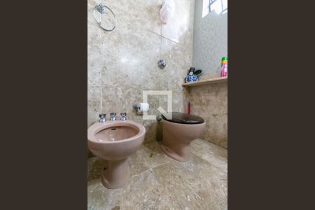 Casa à venda com 715m², 5 quartos e 6 vagasBanheiro da Suíte 2