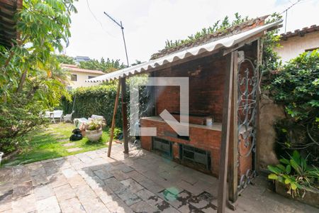 Casa à venda com 715m², 5 quartos e 6 vagasÁrea Externa