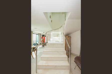 Apartamento à venda com 304m², 4 quartos e 4 vagas Apartamento à venda com 304m², 4 quartos e 4 vagasEscada