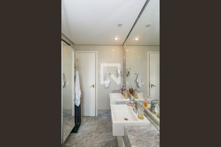 Apartamento à venda com 304m², 4 quartos e 4 vagas Apartamento à venda com 304m², 4 quartos e 4 vagasBanheiro da Suíte