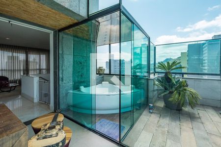 Apartamento à venda com 304m², 4 quartos e 4 vagas Apartamento à venda com 304m², 4 quartos e 4 vagasBanheira de hidromassagem