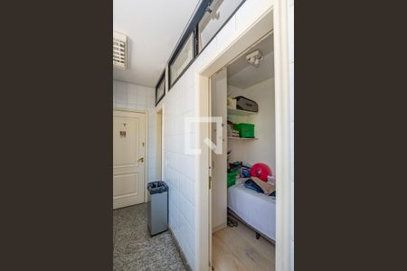 Apartamento à venda com 304m², 4 quartos e 4 vagas Apartamento à venda com 304m², 4 quartos e 4 vagasQuarto de Serviço
