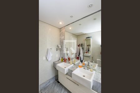 Apartamento à venda com 304m², 4 quartos e 4 vagas Apartamento à venda com 304m², 4 quartos e 4 vagasBanheiro da Suíte