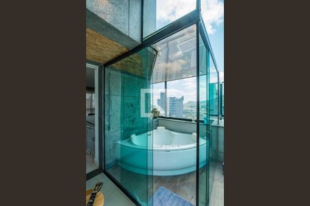 Apartamento à venda com 304m², 4 quartos e 4 vagas Apartamento à venda com 304m², 4 quartos e 4 vagasBanheira de hidromassagem