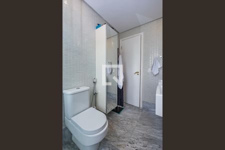 Apartamento à venda com 304m², 4 quartos e 4 vagas Apartamento à venda com 304m², 4 quartos e 4 vagasBanheiro da Suíte
