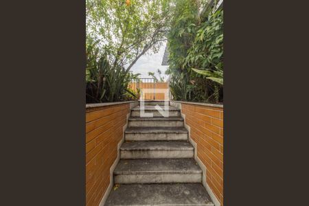 Casa à venda com 600m², 3 quartos e 2 vagas Casa à venda com 600m², 3 quartos e 2 vagasEscadas