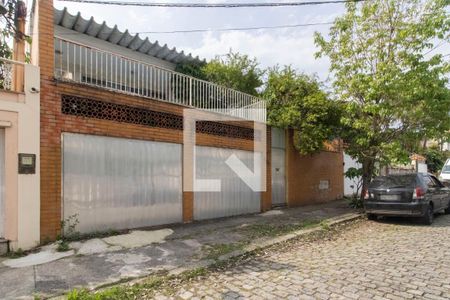 Casa à venda com 600m², 3 quartos e 2 vagas Casa à venda com 600m², 3 quartos e 2 vagasFachada