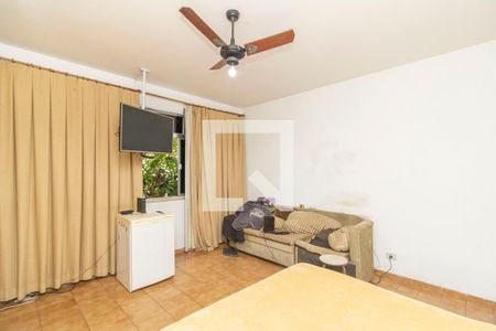 Casa à venda com 600m², 3 quartos e 2 vagas Casa à venda com 600m², 3 quartos e 2 vagasSuíte