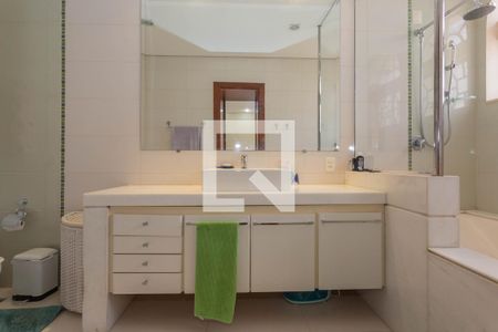 Casa à venda com 515m², 5 quartos e 6 vagasBanheiro da Suíte 4