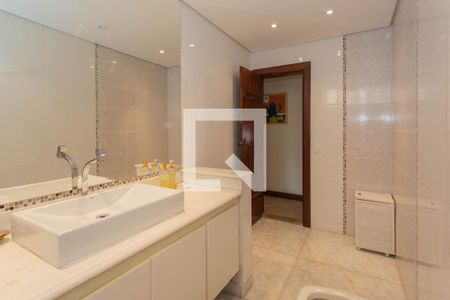 Casa à venda com 515m², 5 quartos e 6 vagasBanheiro das Suítes 2 e 3