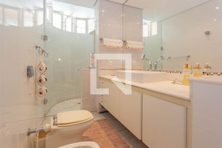 Casa à venda com 515m², 5 quartos e 6 vagasBanheiro das Suítes 2 e 3