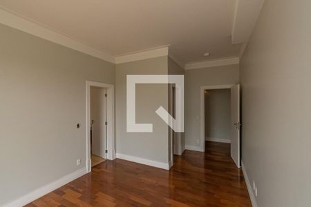 Casa de condomínio à venda com 620m², 5 quartos e 10 vagas Casa de condomínio à venda com 620m², 5 quartos e 10 vagasSuite 4