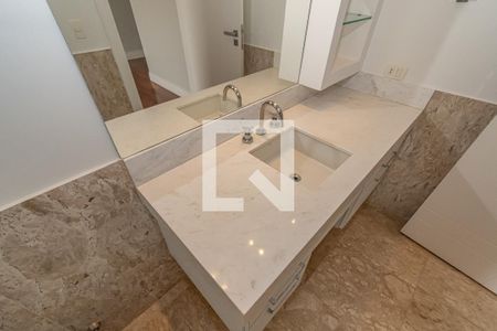 Casa de condomínio à venda com 620m², 5 quartos e 10 vagas Casa de condomínio à venda com 620m², 5 quartos e 10 vagasDetalhe Banheiro da Suíte 2