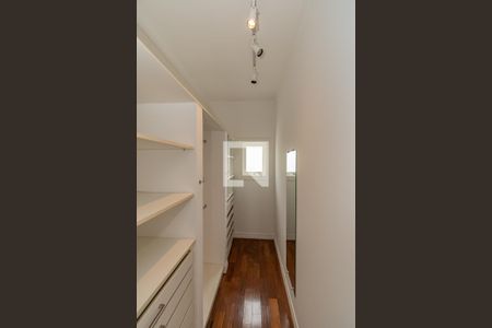 Casa de condomínio à venda com 620m², 5 quartos e 10 vagas Casa de condomínio à venda com 620m², 5 quartos e 10 vagasCloset da suíte 5