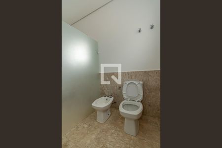 Casa de condomínio à venda com 620m², 5 quartos e 10 vagas Casa de condomínio à venda com 620m², 5 quartos e 10 vagasBanheiro Suite 1