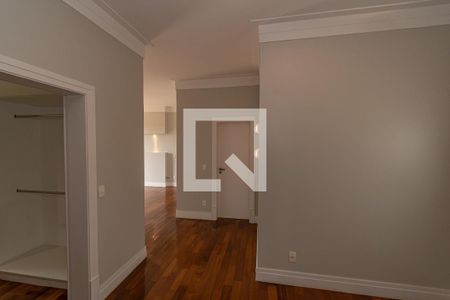 Casa de condomínio à venda com 620m², 5 quartos e 10 vagas Casa de condomínio à venda com 620m², 5 quartos e 10 vagasCloset da suíte 1