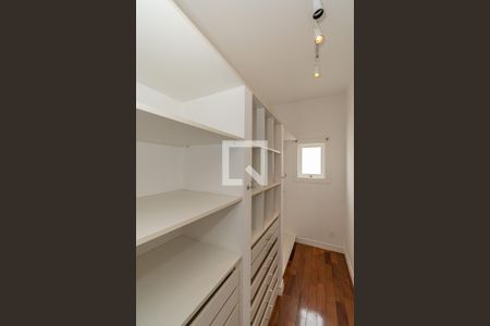 Casa de condomínio à venda com 620m², 5 quartos e 10 vagas Casa de condomínio à venda com 620m², 5 quartos e 10 vagasCloset da suíte 3