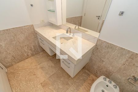 Casa de condomínio à venda com 620m², 5 quartos e 10 vagas Casa de condomínio à venda com 620m², 5 quartos e 10 vagasDetalhe Banheiro da Suíte 3