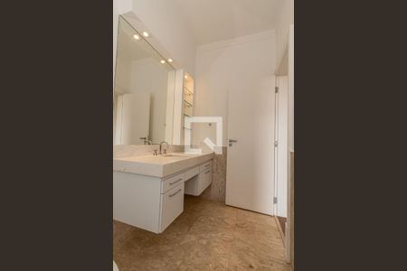 Casa de condomínio à venda com 620m², 5 quartos e 10 vagas Casa de condomínio à venda com 620m², 5 quartos e 10 vagasBanheiro da Suíte 2