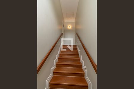 Casa de condomínio à venda com 620m², 5 quartos e 10 vagas Casa de condomínio à venda com 620m², 5 quartos e 10 vagasEscada