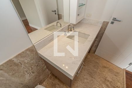 Casa de condomínio à venda com 620m², 5 quartos e 10 vagas Casa de condomínio à venda com 620m², 5 quartos e 10 vagasDetalhe Banheiro da Suíte 4