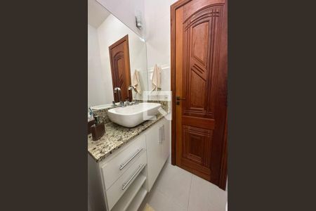 Casa de condomínio à venda com 189m², 3 quartos e 2 vagasBanheiro social