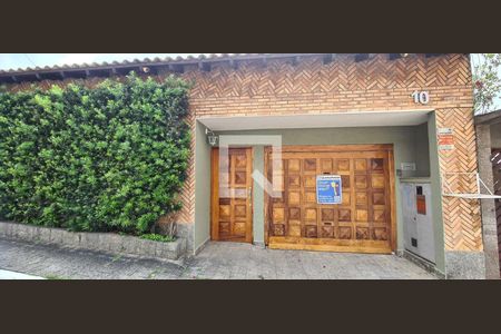 Casa à venda com 330m², 2 quartos e 2 vagas Casa à venda com 330m², 2 quartos e 2 vagasFachada