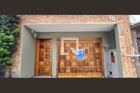 Casa à venda com 330m², 2 quartos e 2 vagas Casa à venda com 330m², 2 quartos e 2 vagasFachada