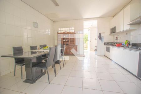 Casa à venda com 2000m², 4 quartos e 10 vagasCozinha - Armários