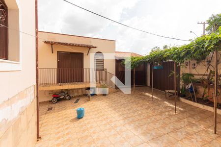 Casa à venda com 200m², 3 quartos e 2 vagas Casa à venda com 200m², 3 quartos e 2 vagasQuintal