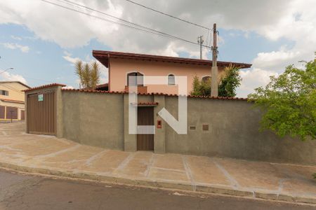 Casa à venda com 200m², 3 quartos e 2 vagas Casa à venda com 200m², 3 quartos e 2 vagasFachada