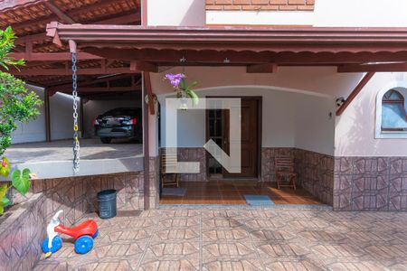 Casa à venda com 200m², 3 quartos e 2 vagas Casa à venda com 200m², 3 quartos e 2 vagasFachada