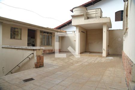 Casa para alugar com 370m², 3 quartos e 6 vagasQuintal
