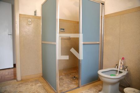 Casa para alugar com 370m², 3 quartos e 6 vagasBanheiro social