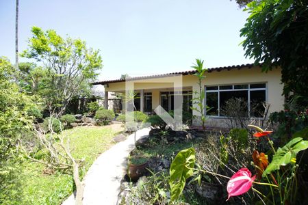 Casa à venda com 448m², 4 quartos e 8 vagas Casa à venda com 448m², 4 quartos e 8 vagasÁrea comum
