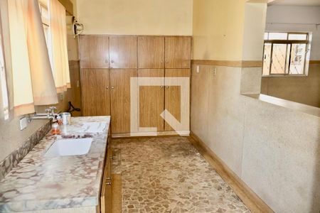 Casa à venda com 320m², 3 quartos e 6 vagas Casa à venda com 320m², 3 quartos e 6 vagasCozinha - Torneira