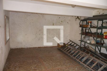 Casa à venda com 320m², 3 quartos e 6 vagas Casa à venda com 320m², 3 quartos e 6 vagasQuarto ferramentas