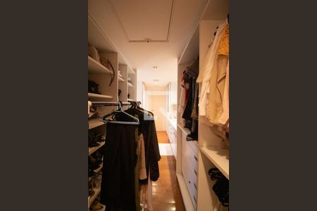 Apartamento à venda com 490m², 4 quartos e 4 vagas Apartamento à venda com 490m², 4 quartos e 4 vagasCloset da Suíte Master